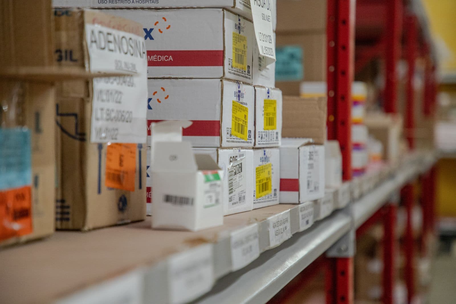 Medicamentos organizados para distribuição na rede municipal de saúde de Porto Velho, em ação relacionada ao abastecimento das unidades.
