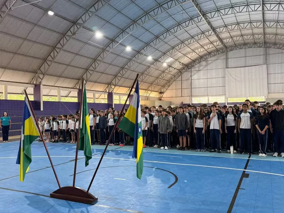 Estudantes da FAVOO participam de Momento Cívico durante atividade escolar voltada à formação cidadã.