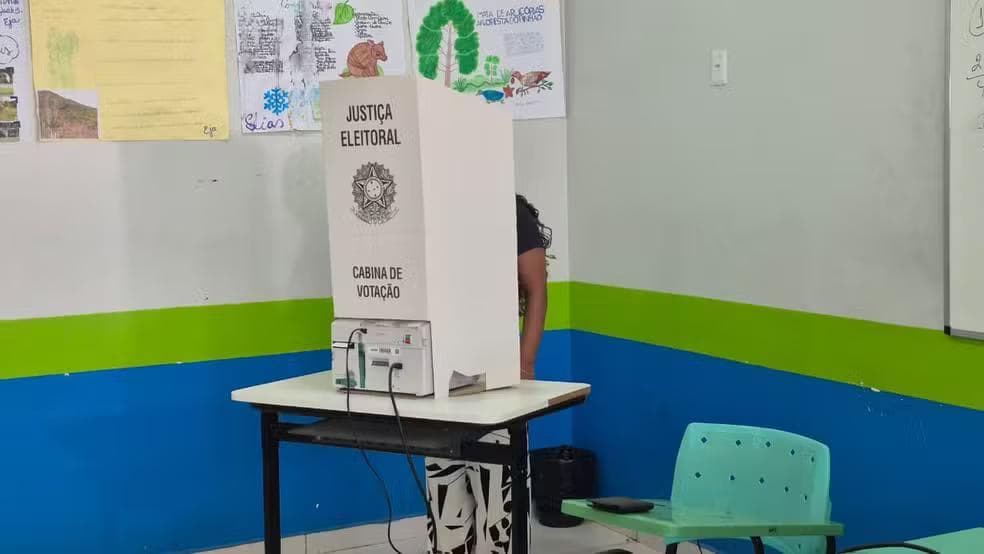 Eleitores votando