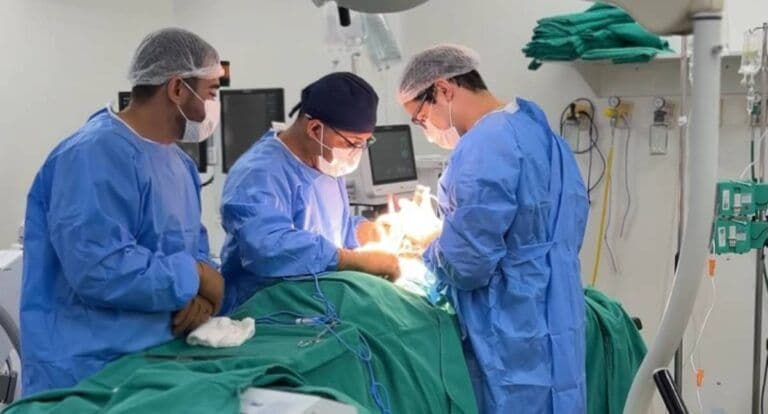 Equipe médica acompanha procedimento experimental com polilaminina em paciente atendido em Cacoal.