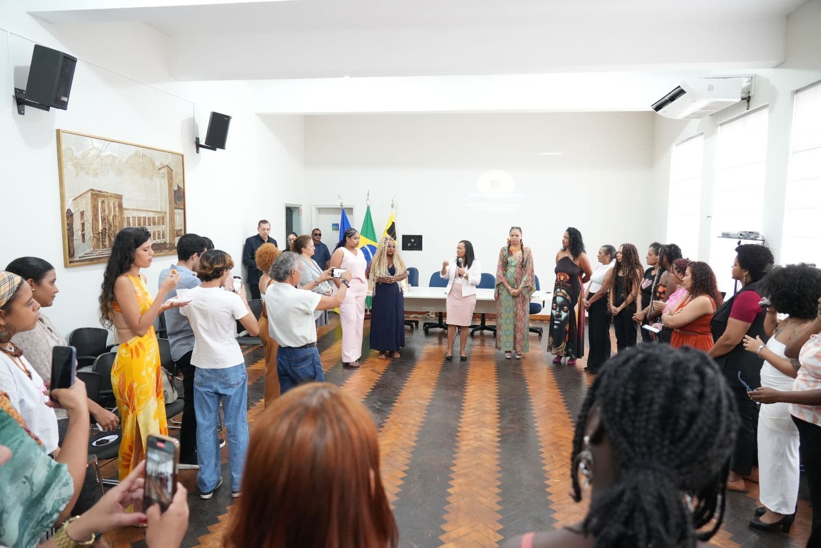 Profissional realiza trabalho de trançado de cabelos em imagem relacionada à criação do Dia Municipal da Pessoa Trancista em Porto Velho.