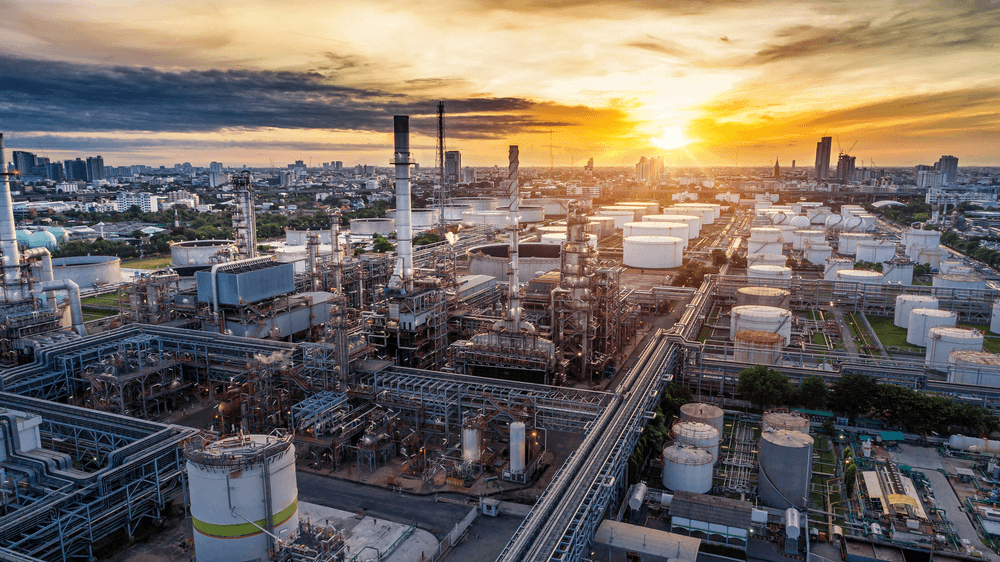magem de uma linha de produção industrial com máquinas e trabalhadores, ilustrando matéria sobre a queda da confiança dos empresários da indústria brasileira diante das incertezas econômicas.