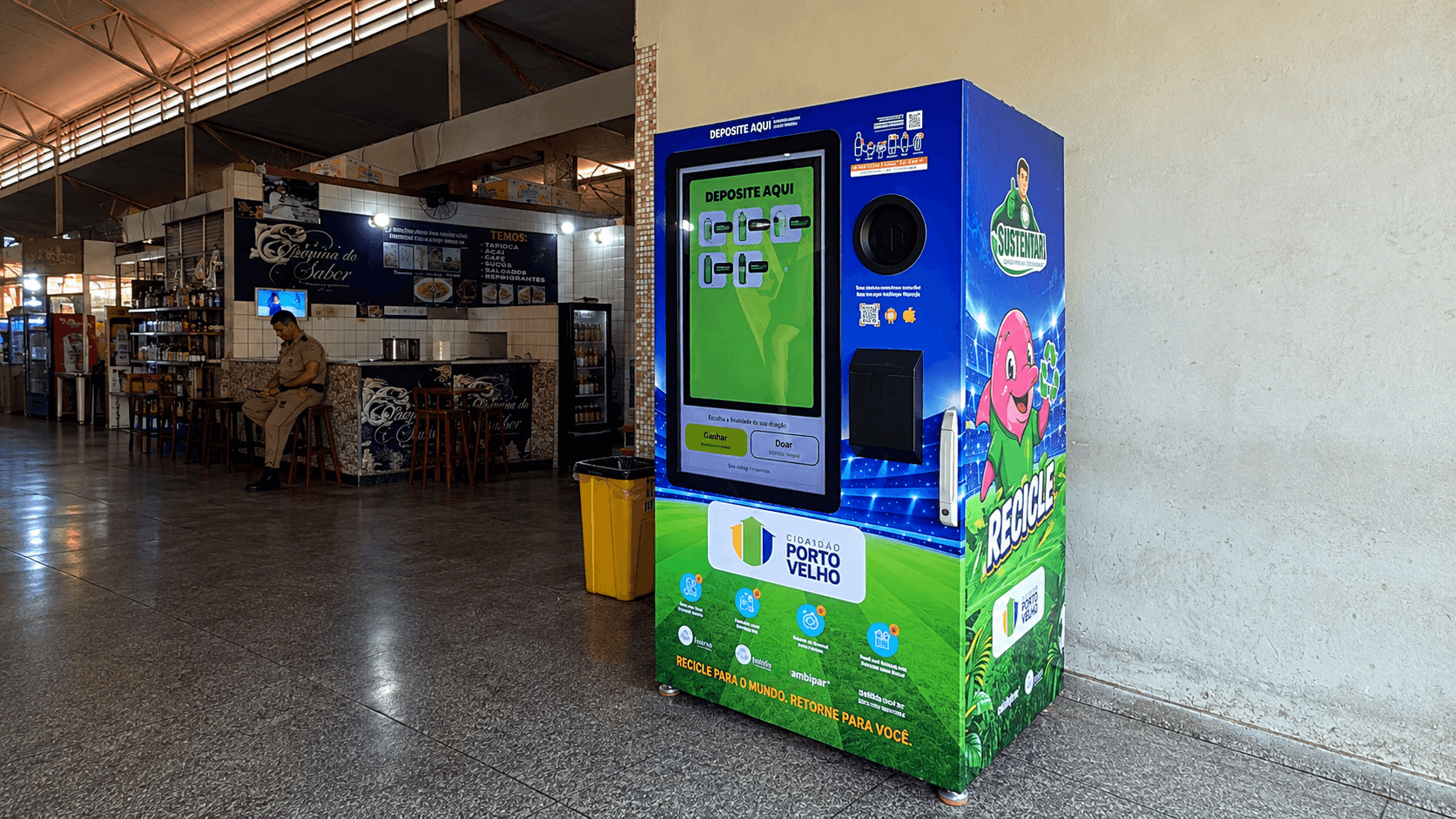 Máquina do Recicla Pay instalada em Porto Velho para recebimento de materiais recicláveis.