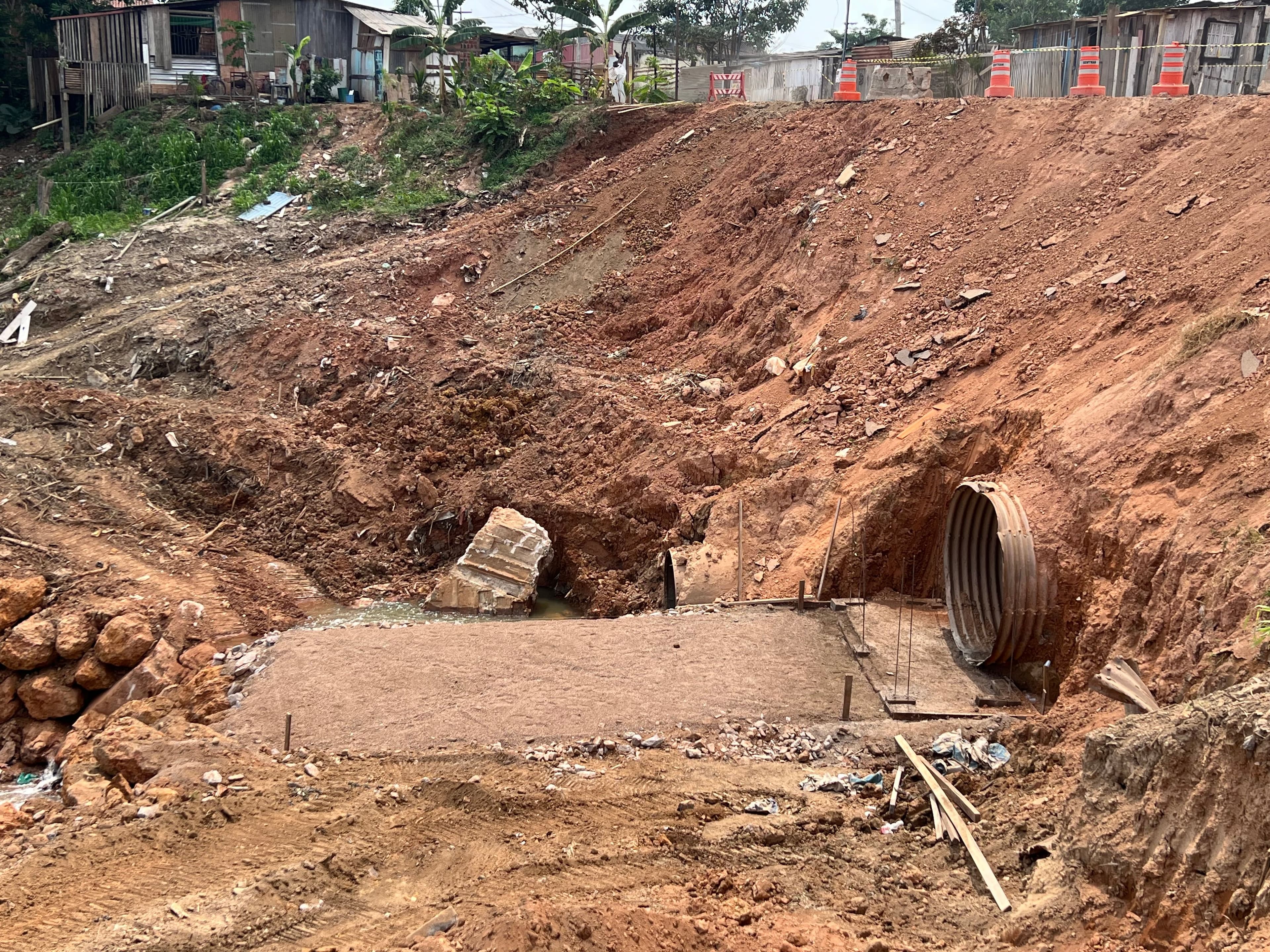 Obras de recuperação do sistema de drenagem na Avenida Farquar, no bairro Triângulo, em Porto Velho.