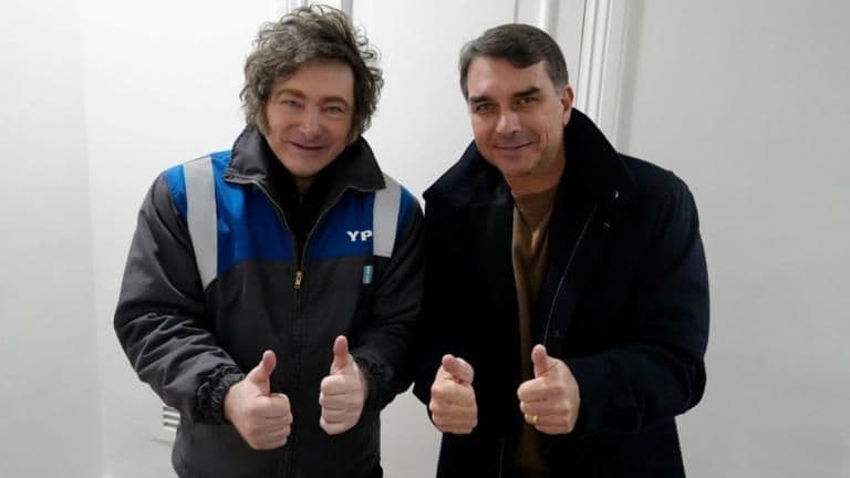 Fotografia de Javier Milei e Jair Bolsonaro em um encontro oficial, ilustrando notícia sobre o pedido de autorização para uma visita do presidente argentino ao ex-presidente brasileiro.