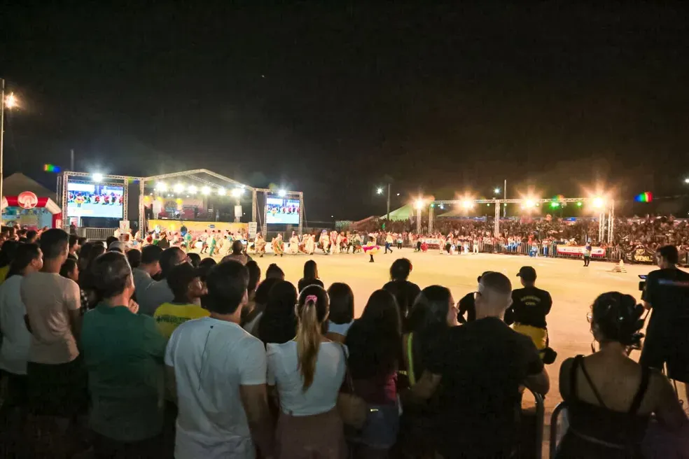 Apresentação de grupo folclórico durante o Arraial Flor do Maracujá, tradicional evento de cultura popular de Rondônia.